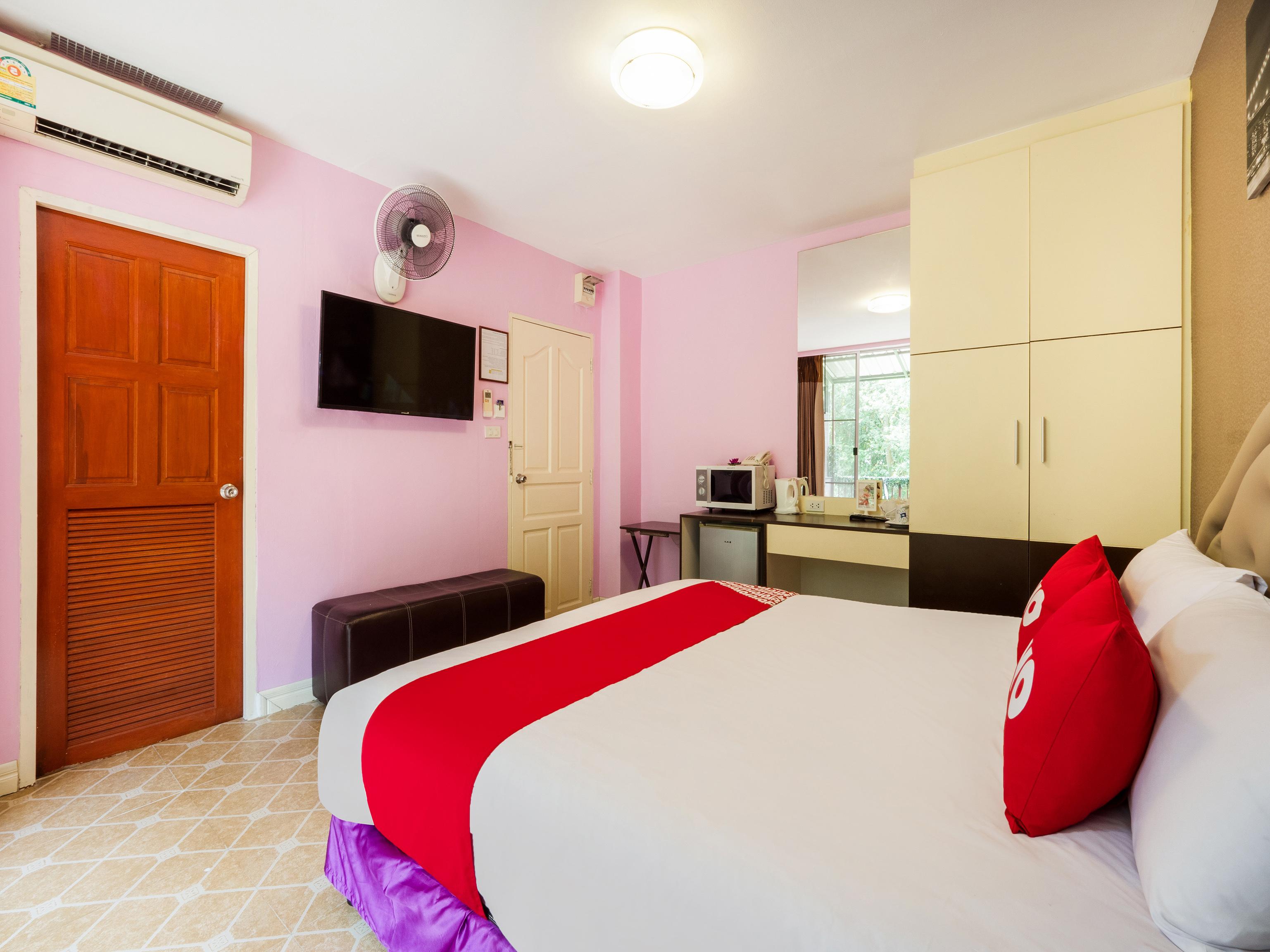 Oyo 75375 Lisa Guesthouse Джомтиен Бийч Екстериор снимка